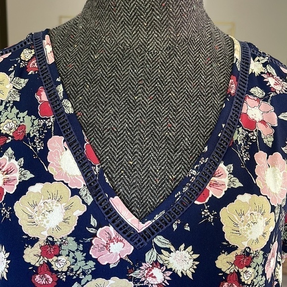 DR2 Navy Floral short sleeve blouse Size Large - Picture 4 of 7